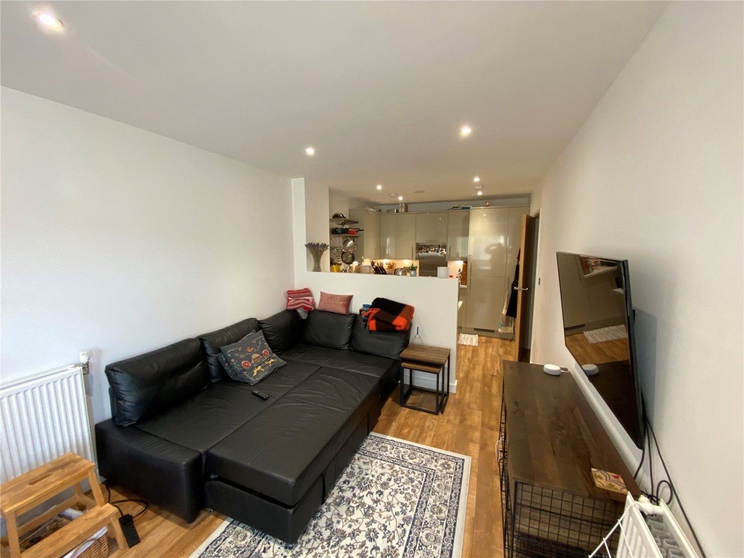 Flat Bowes Road in Greater London