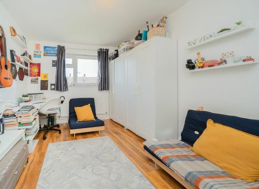 Flat Aintree Street in Greater London