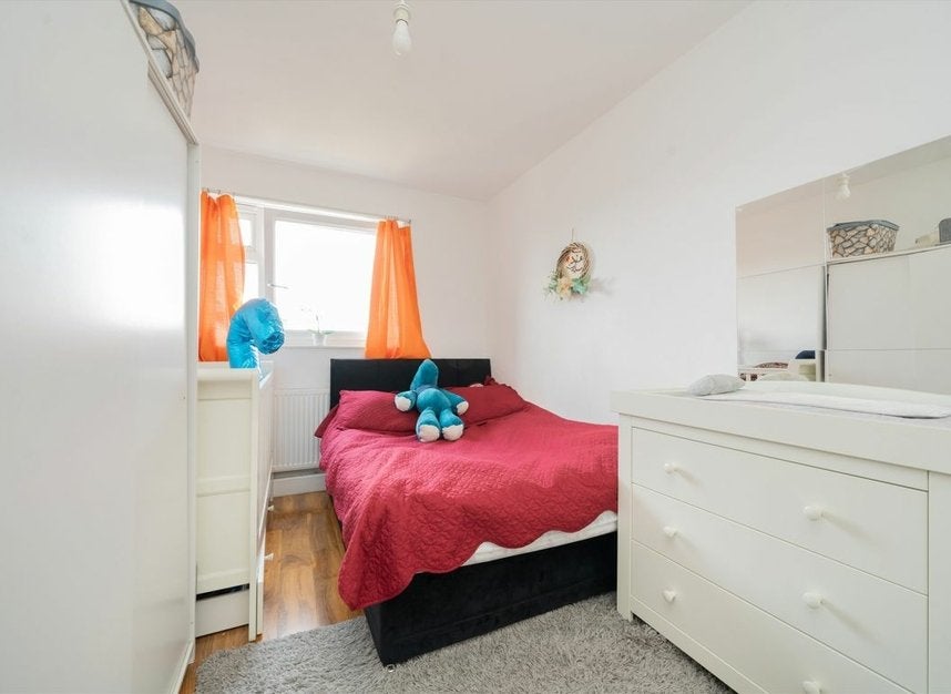 Flat Aintree Street in Greater London