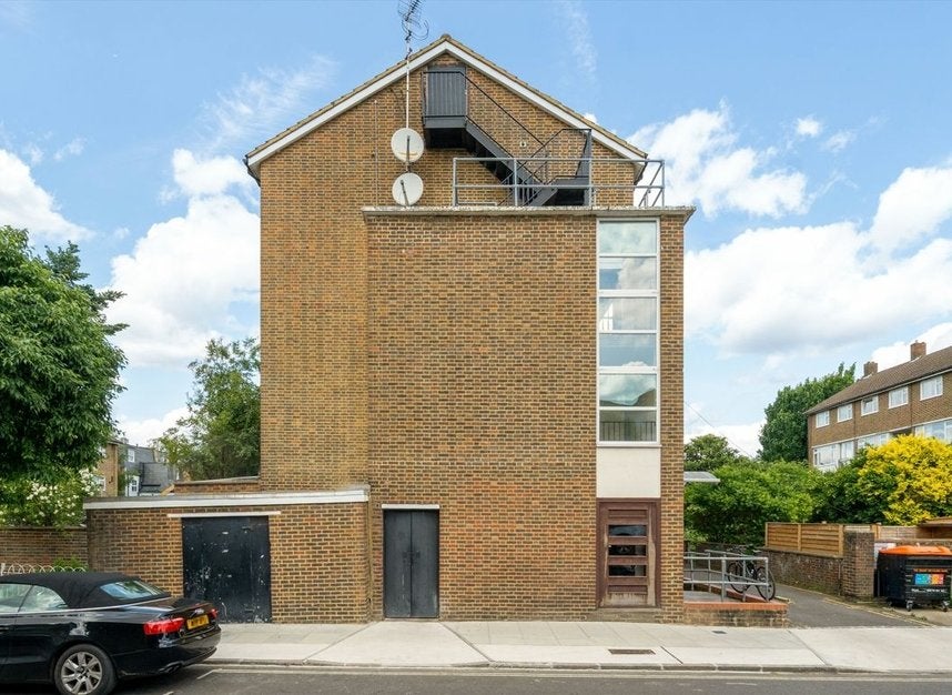 Flat Aintree Street in Greater London
