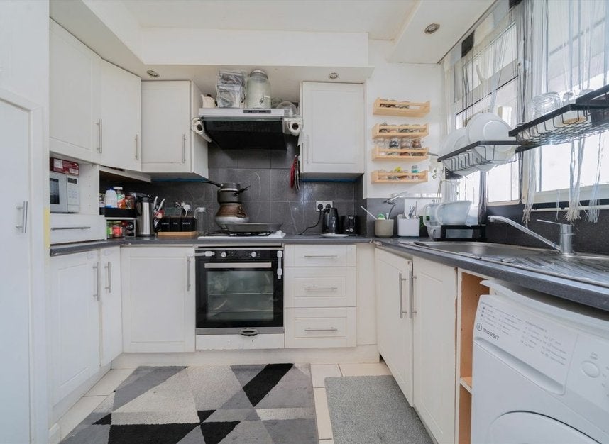 Flat Aintree Street in Greater London