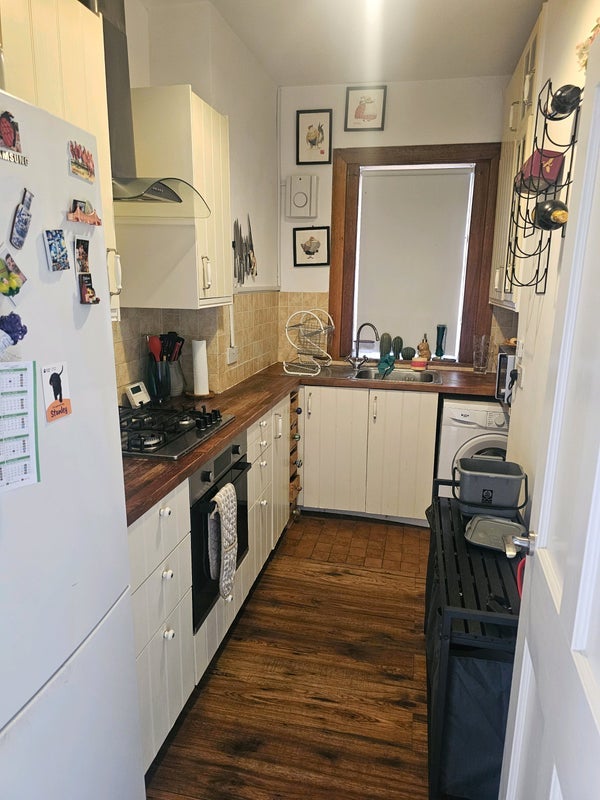 Room Harefield Drive in Glasgow