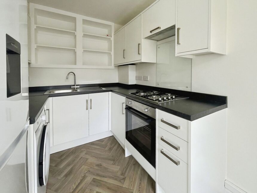 Flat Glenure Road in Greater London