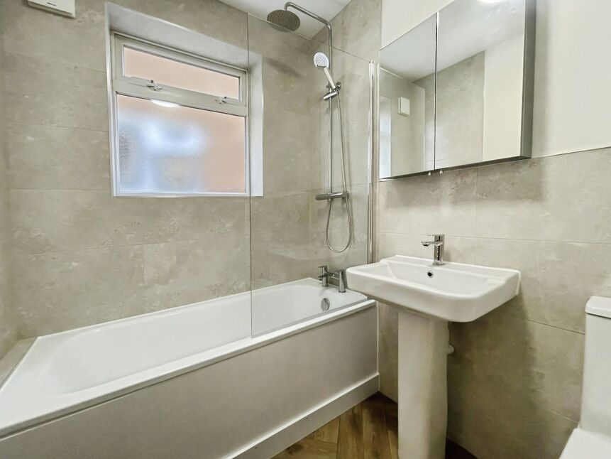 Flat Glenure Road in Greater London