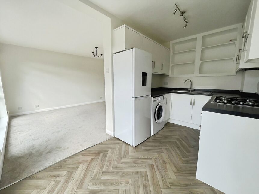 Flat Glenure Road in Greater London