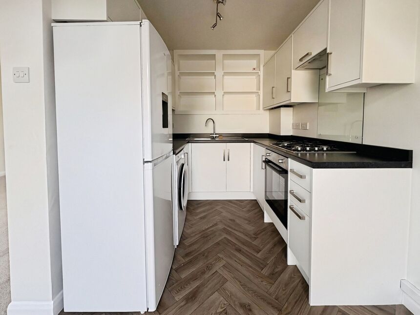 Flat Glenure Road in Greater London