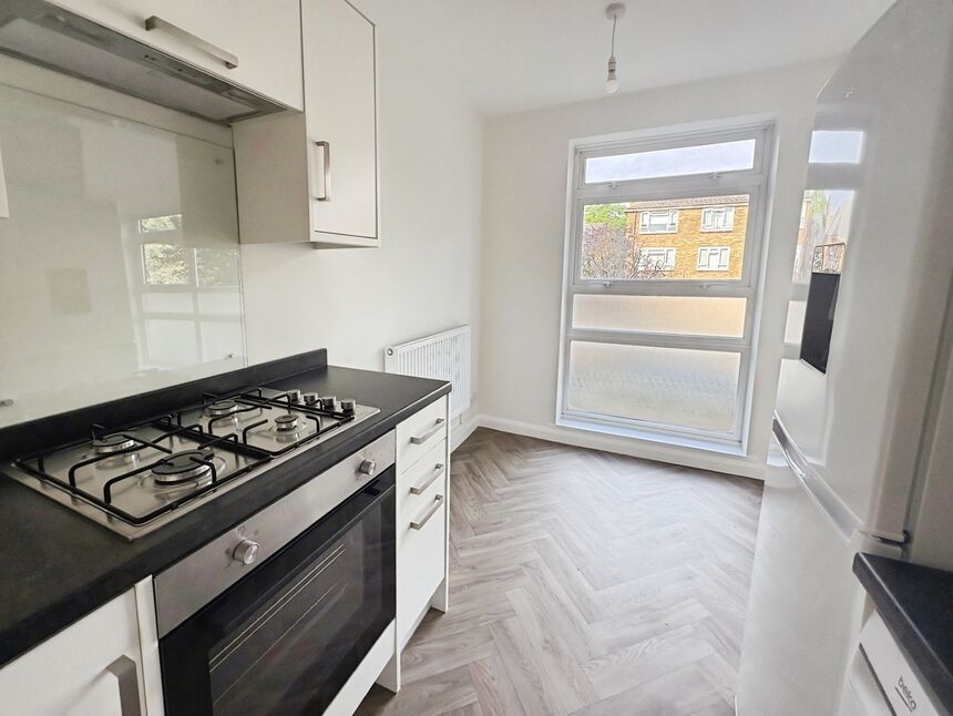 Flat Glenure Road in Greater London