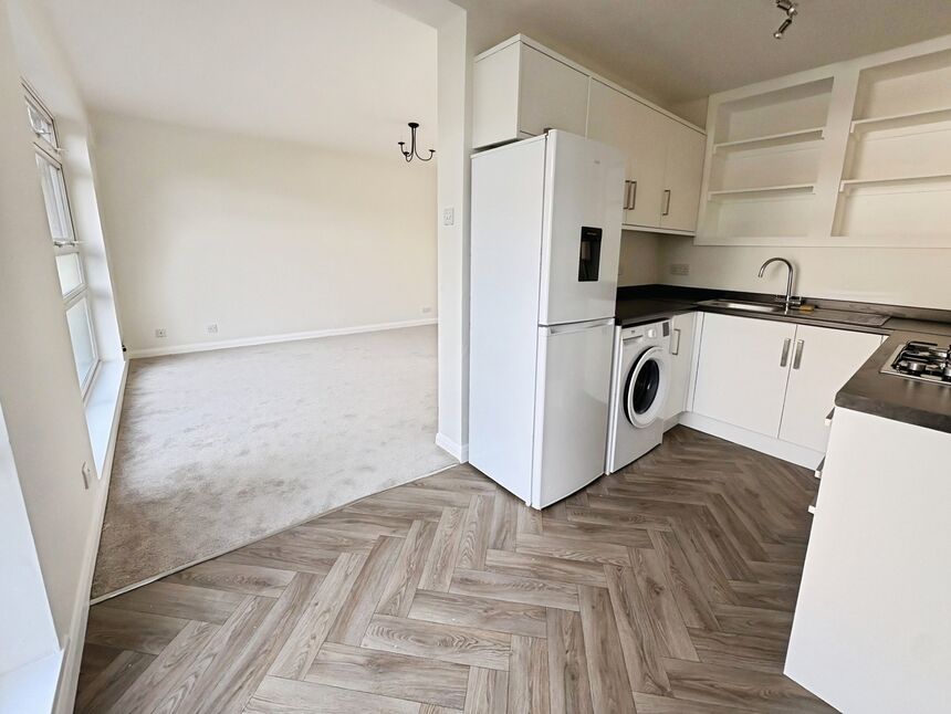 Flat Glenure Road in Greater London