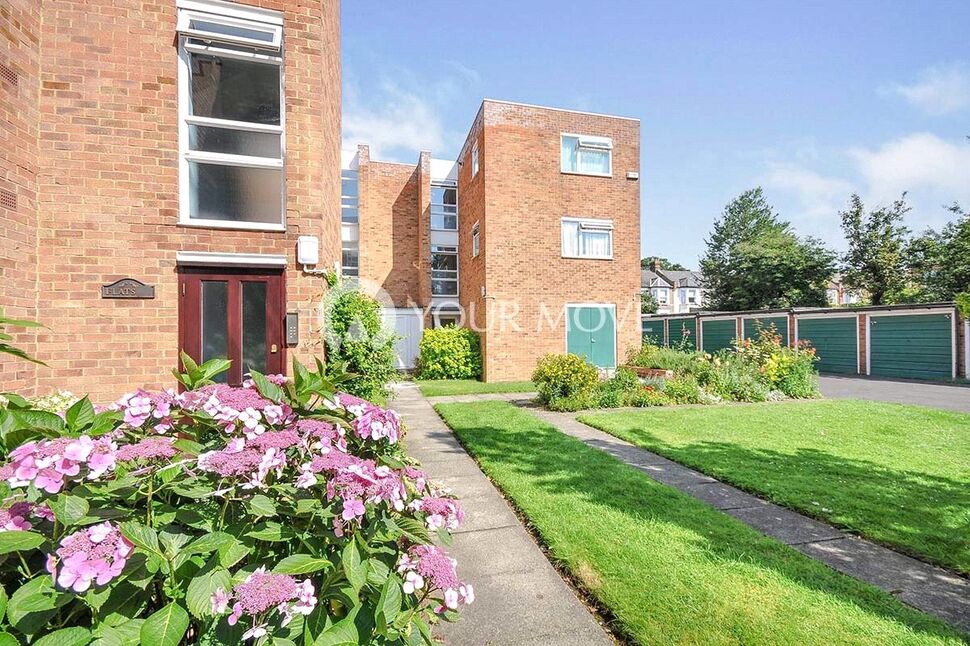 Flat Glenure Road in Greater London