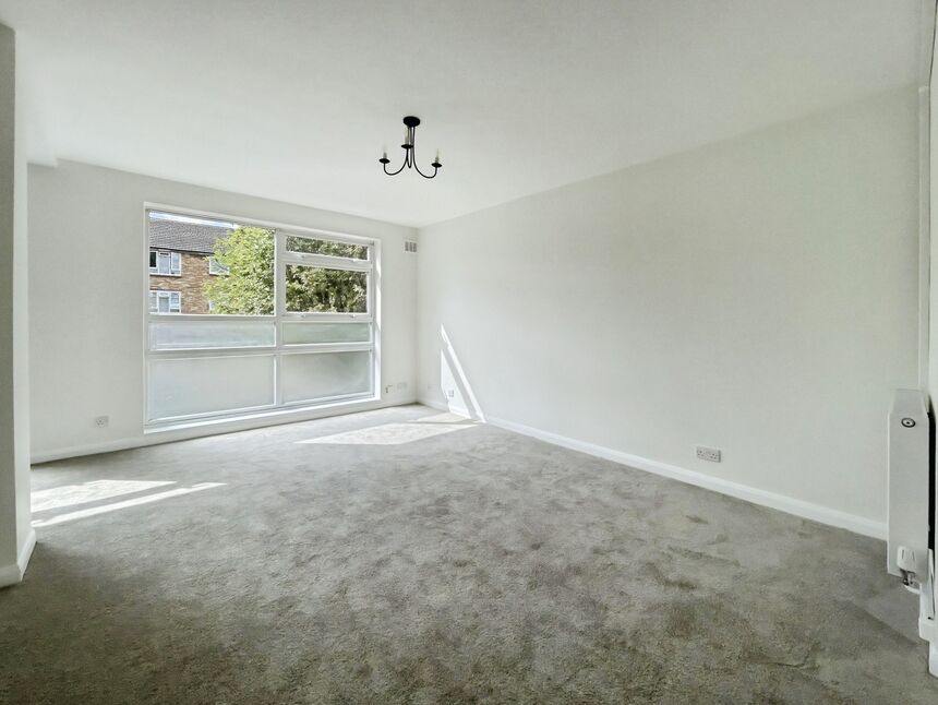 Flat Glenure Road in Greater London