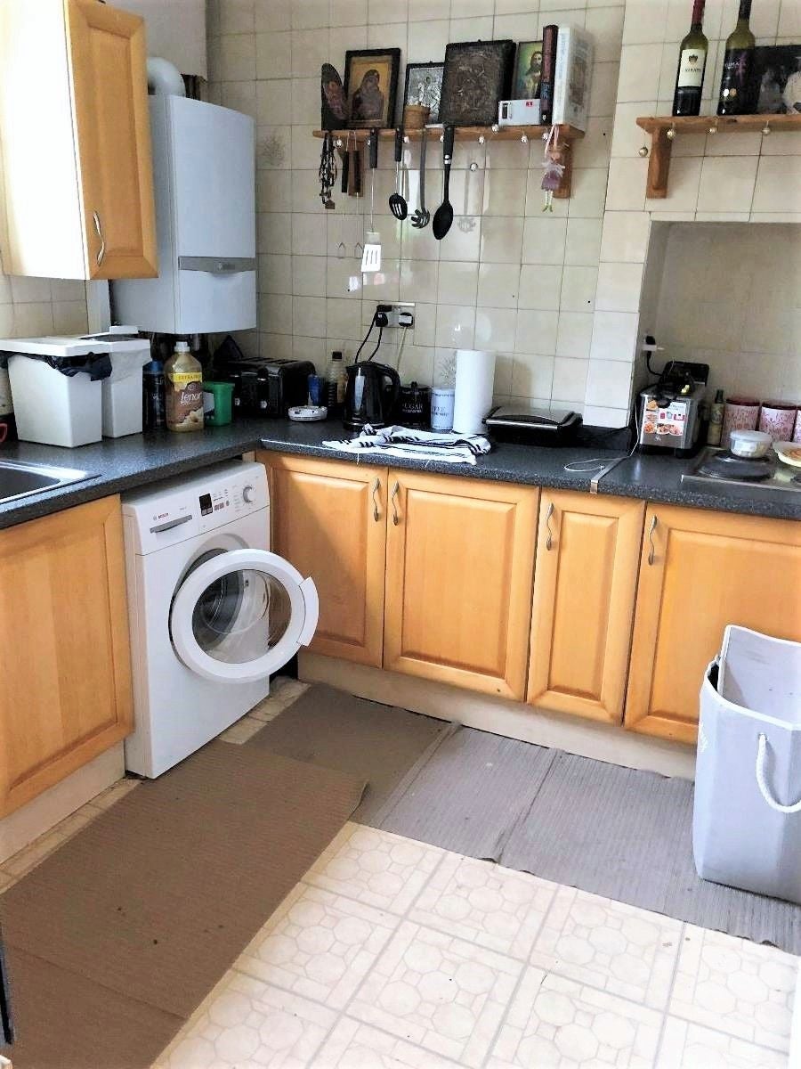 Room Sturgess Avenue in Greater London