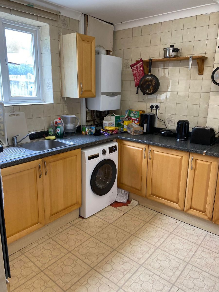 Room Sturgess Avenue in Greater London