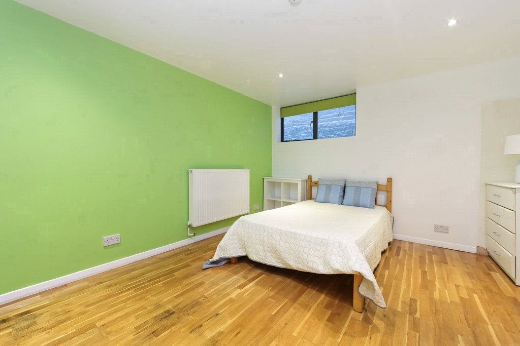 Flat Chalk Farm Road in Greater London