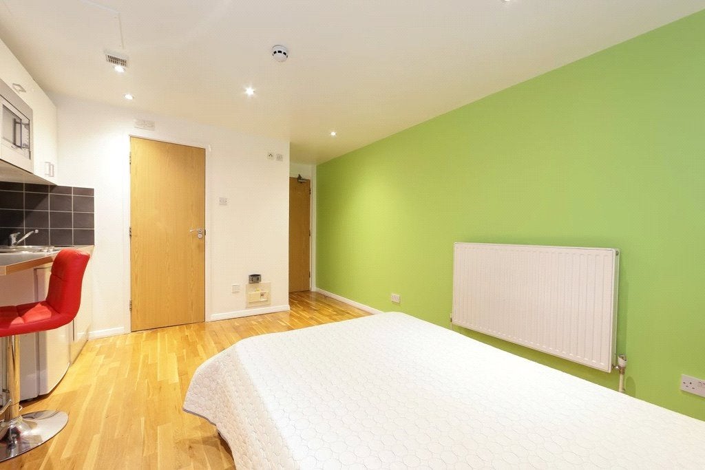 Flat Chalk Farm Road in Greater London