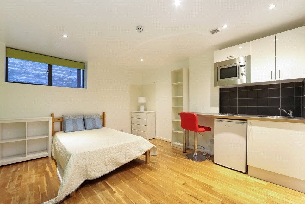 Flat Chalk Farm Road in Greater London