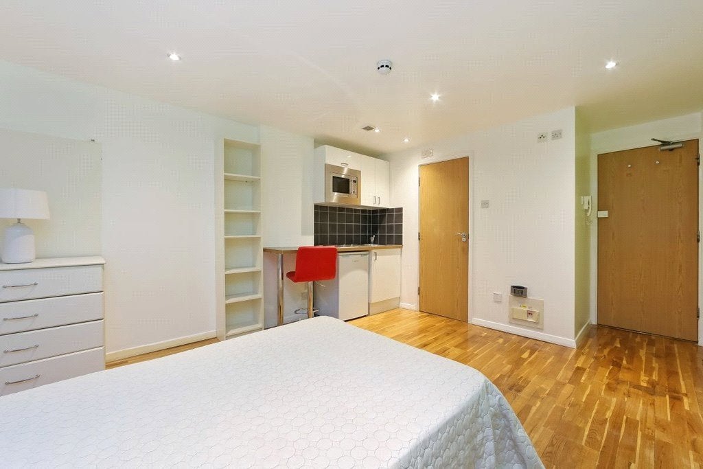 Flat Chalk Farm Road in Greater London