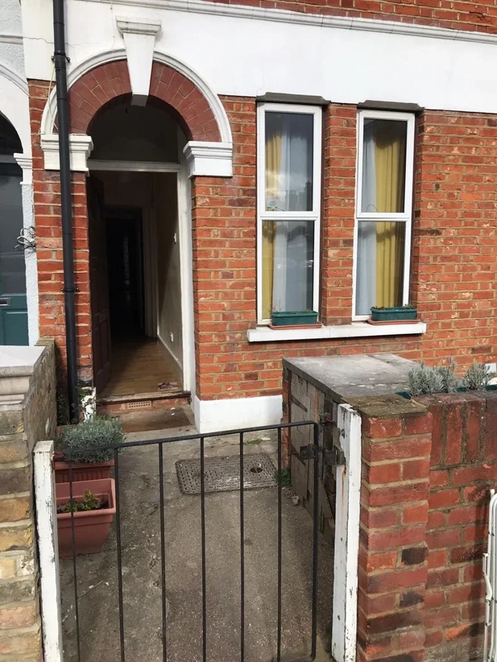 Flat Lavenham Road in Greater London
