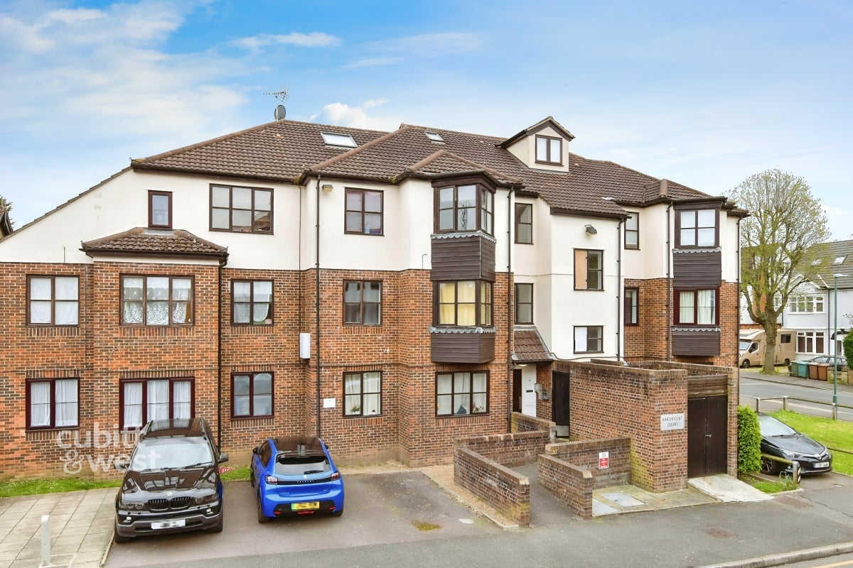 Flat Whitestone Way in Greater London