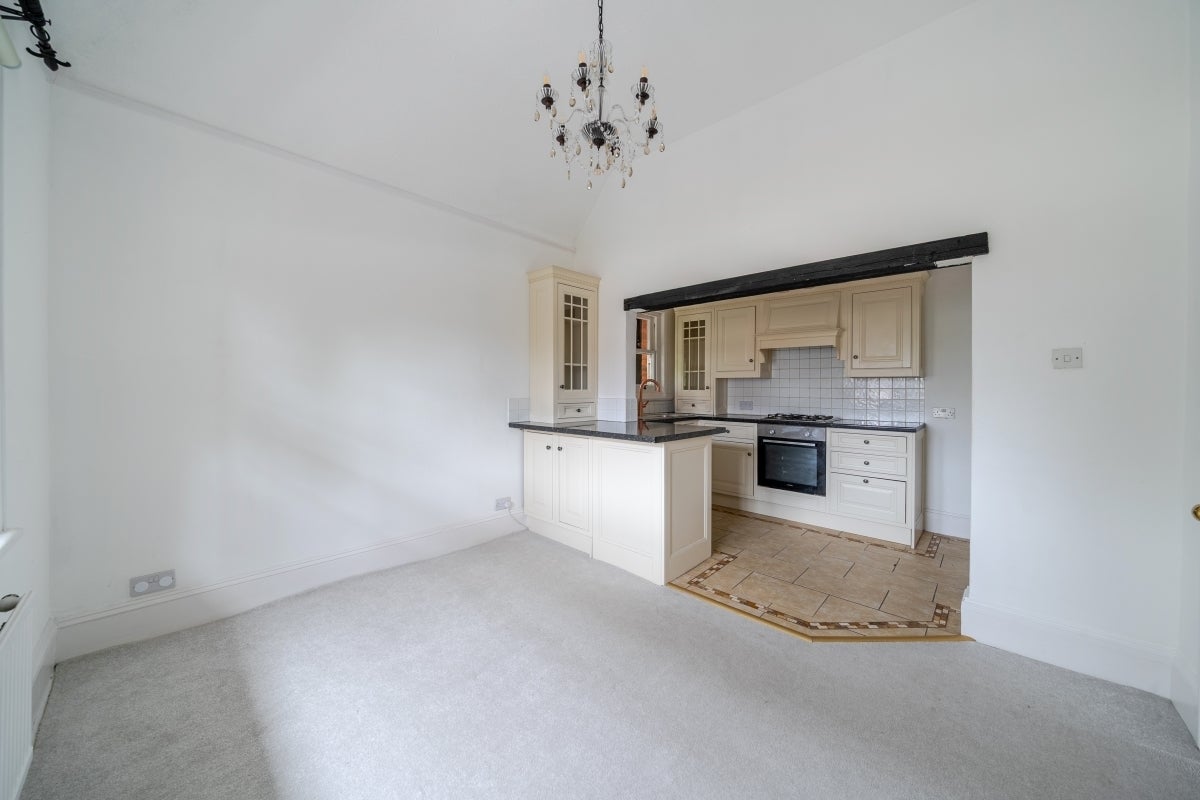 Flat Egerton Road in Elmbridge