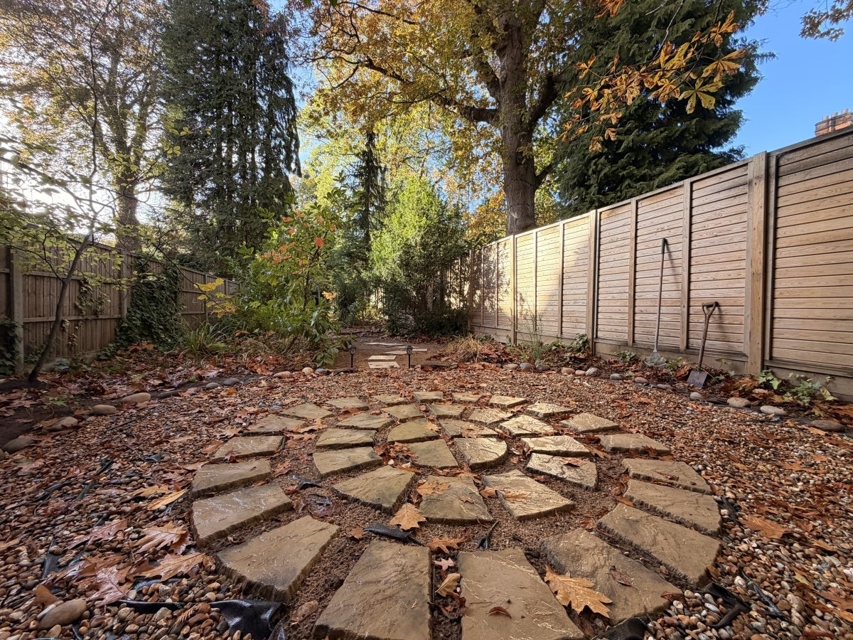Flat Egerton Road in Elmbridge