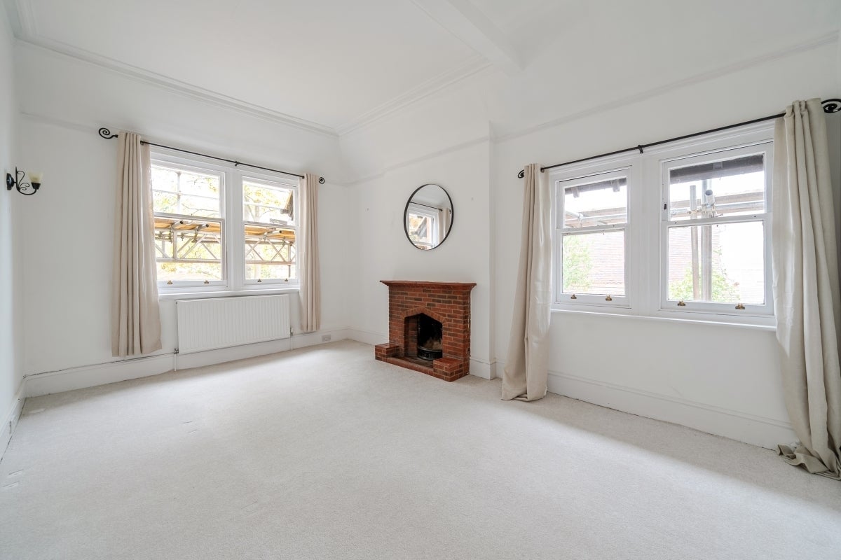 Flat Egerton Road in Elmbridge