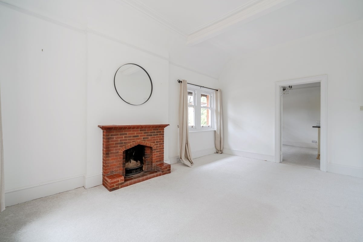 Flat Egerton Road in Elmbridge