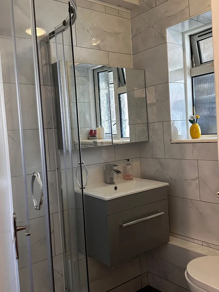 Room Edensor Gardens in Greater London