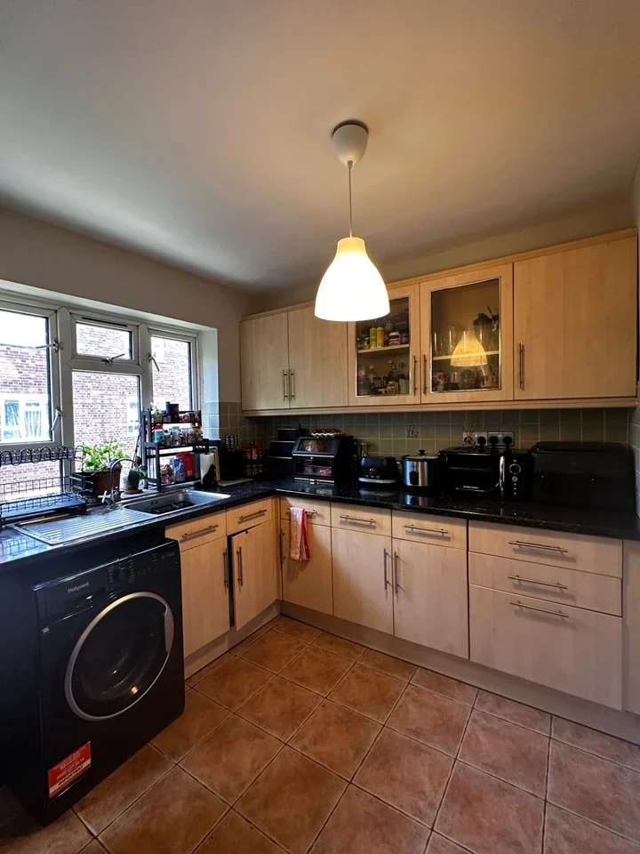 Room Edensor Gardens in Greater London