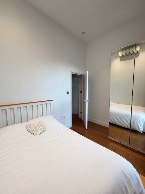 Room Holland Road in Greater London