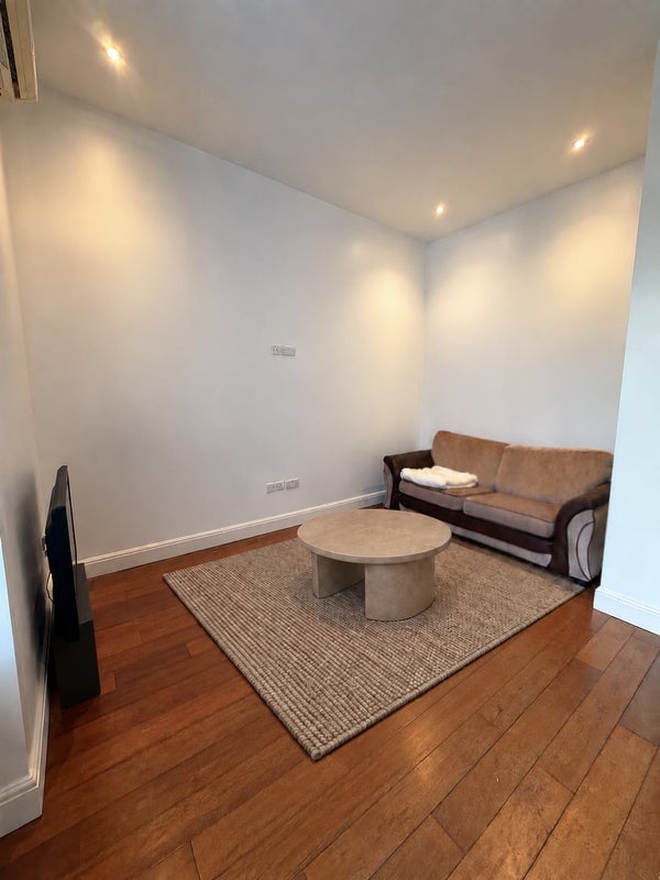 Room Holland Road in Greater London