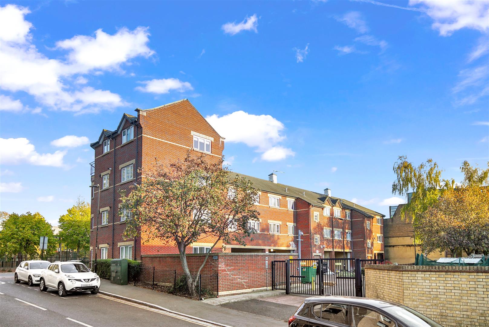 Flat Mile End Road in Greater London