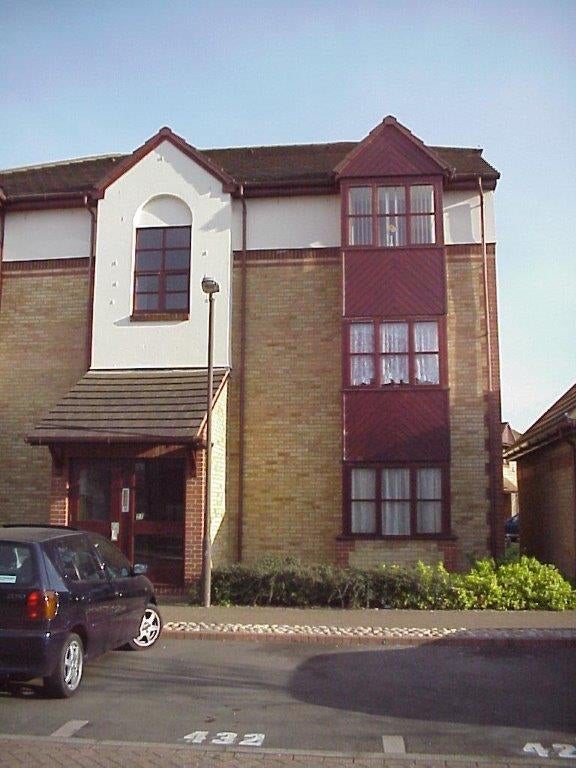 Flat Foxglove Way in Greater London