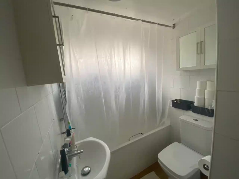 Room Meadowview Road in Greater London