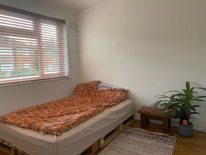 Room Meadowview Road in Greater London