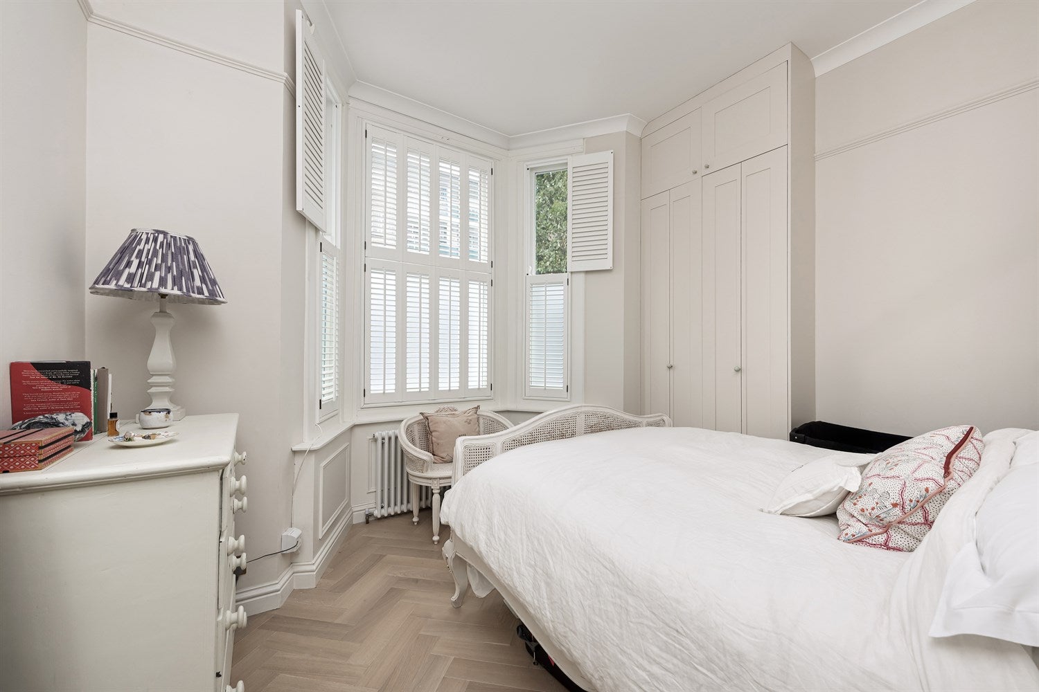 Flat Cornwall Crescent in Greater London