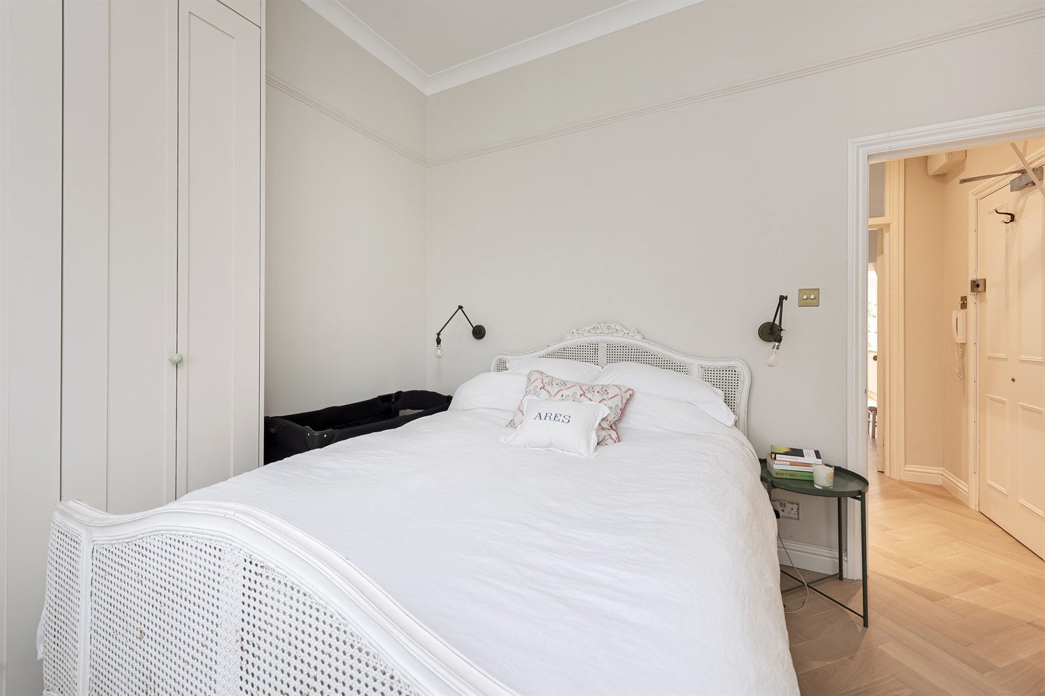 Flat Cornwall Crescent in Greater London