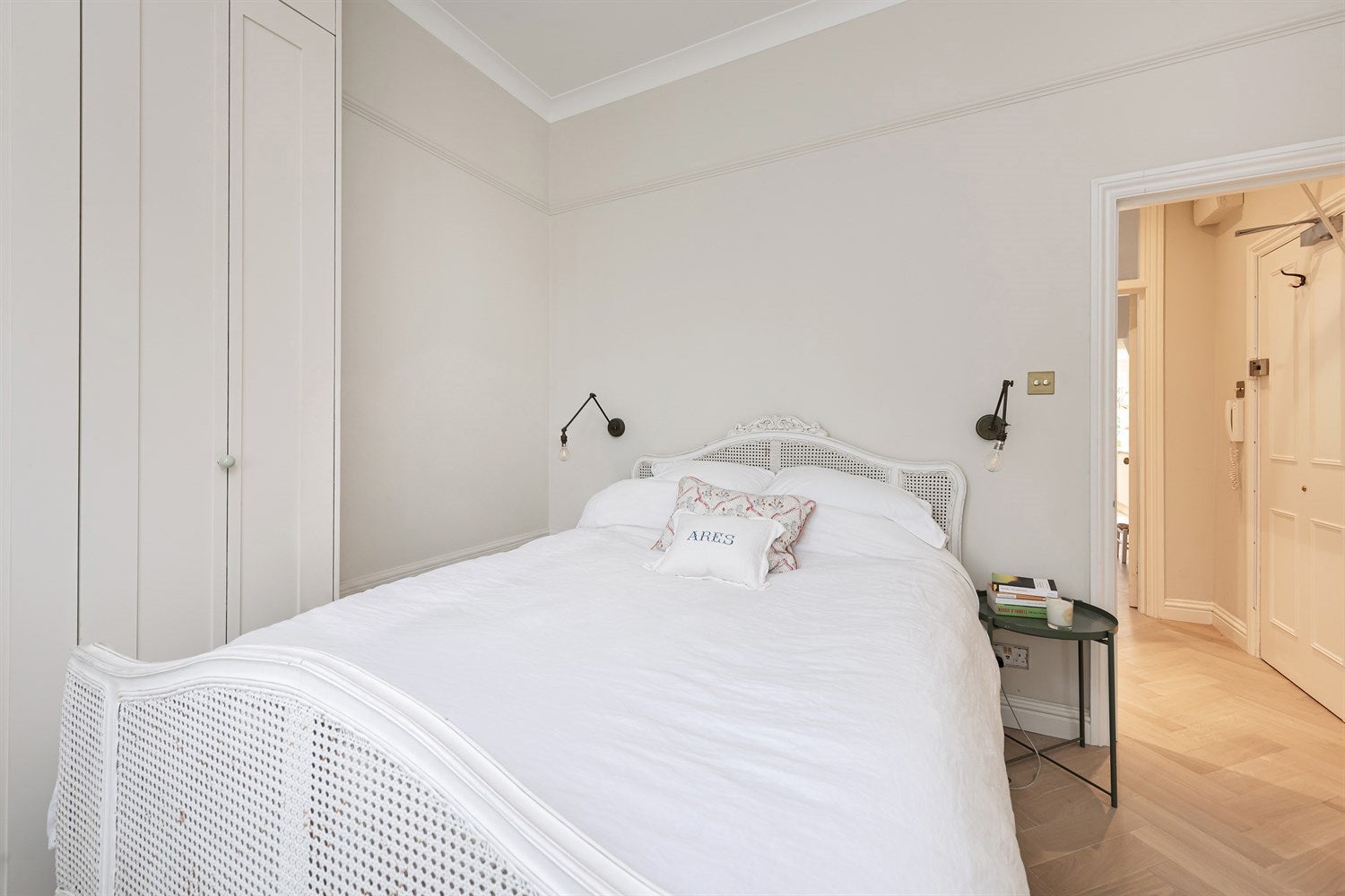 Flat Cornwall Crescent in Greater London