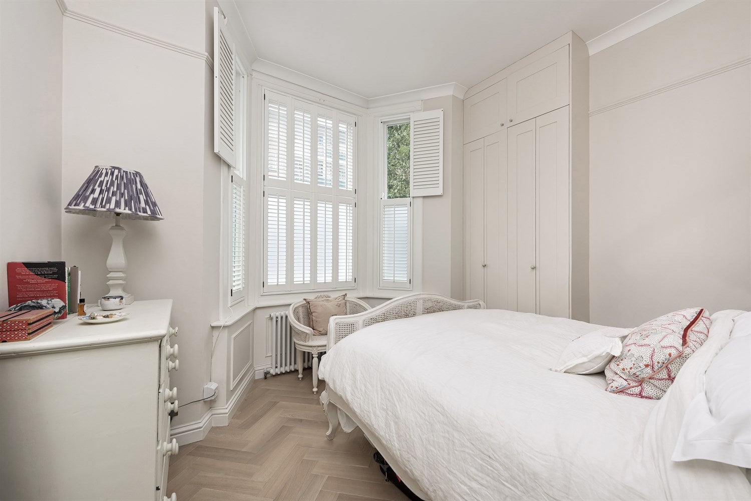 Flat Cornwall Crescent in Greater London
