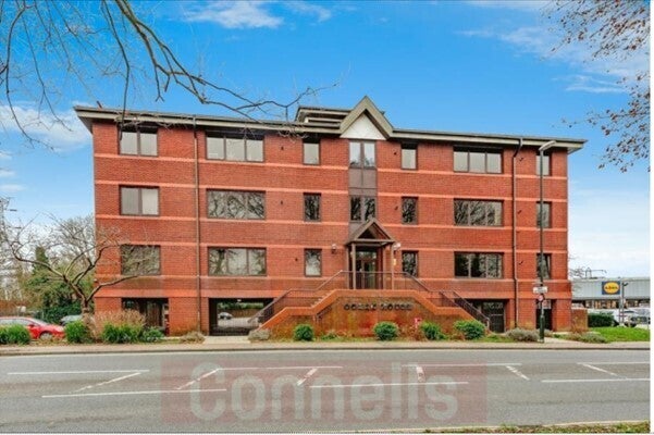 Flat Hazelwick Avenue in Crawley