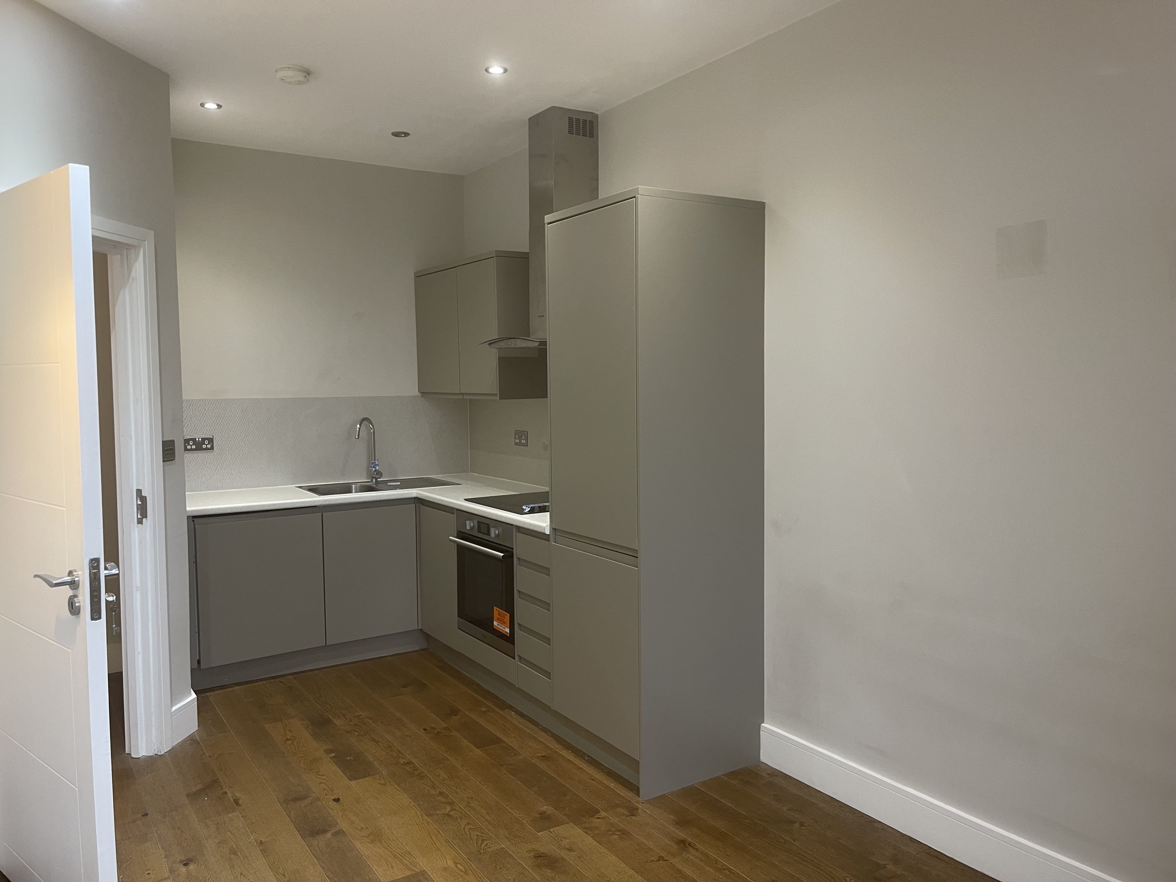 Flat Hazelwick Avenue in Crawley