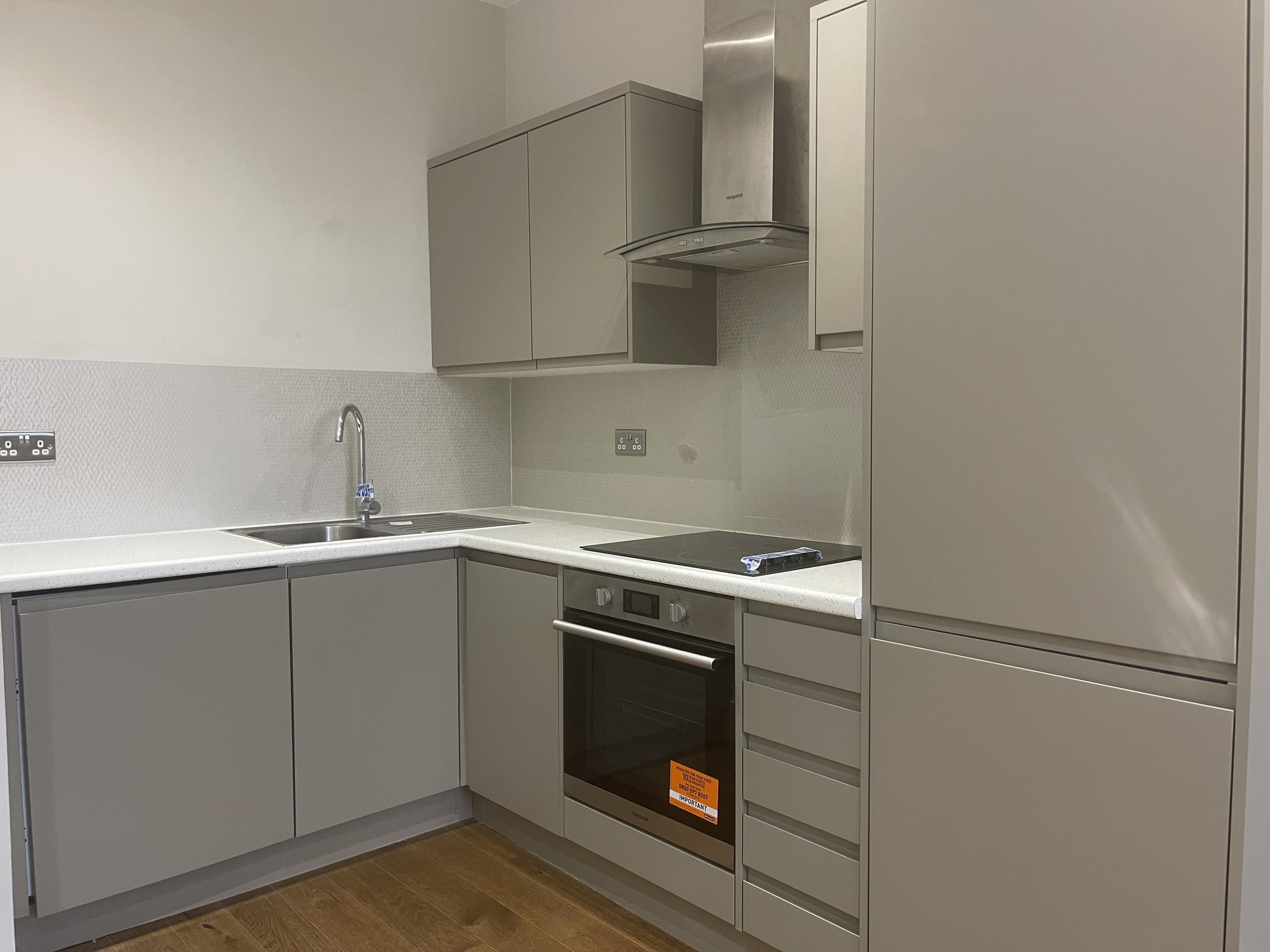 Flat Hazelwick Avenue in Crawley