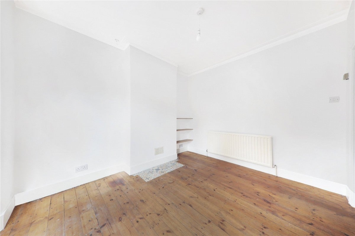 Flat Callis Road in Greater London