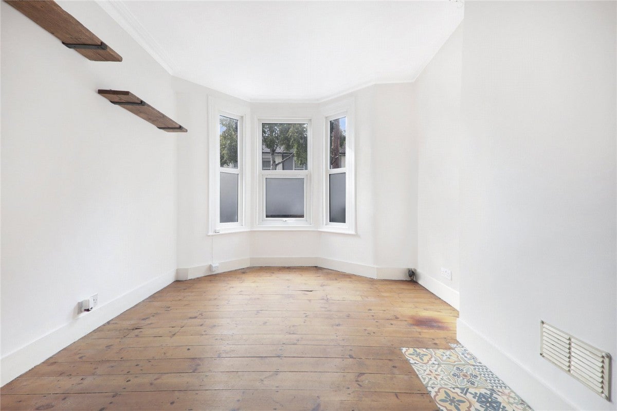 Flat Callis Road in Greater London