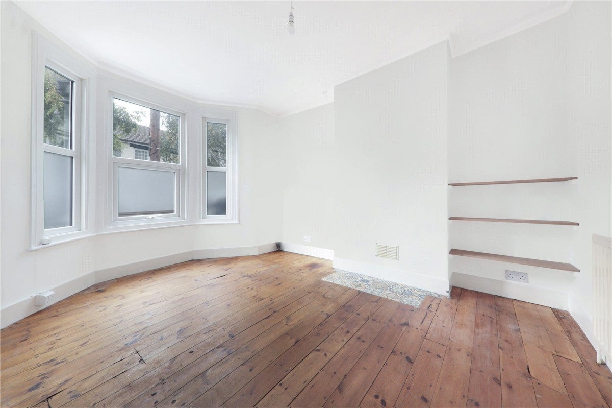 Flat Callis Road in Greater London
