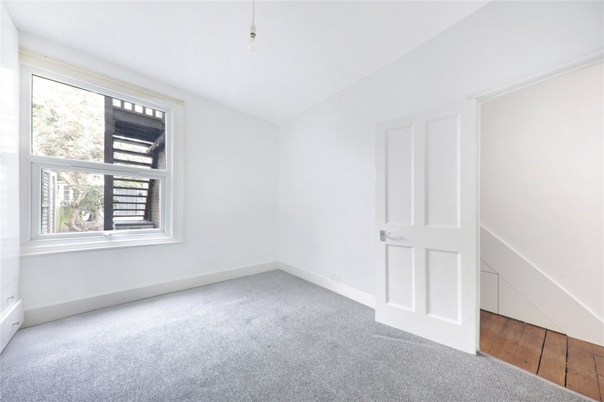 Flat Callis Road in Greater London