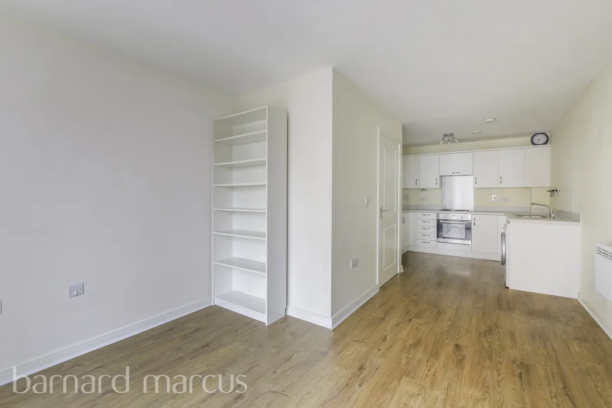 Flat Schoolgate Drive in Greater London