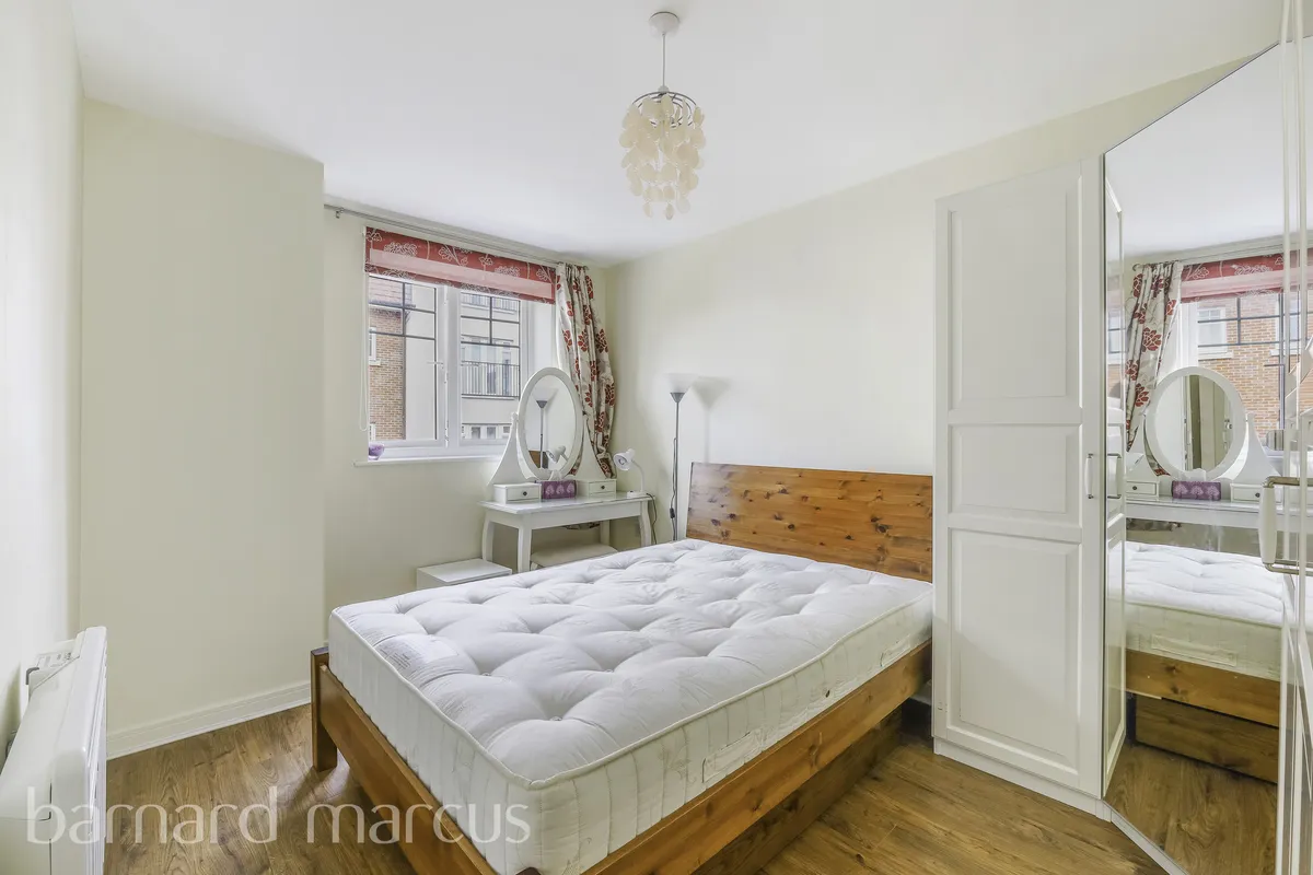 Flat Schoolgate Drive in Greater London