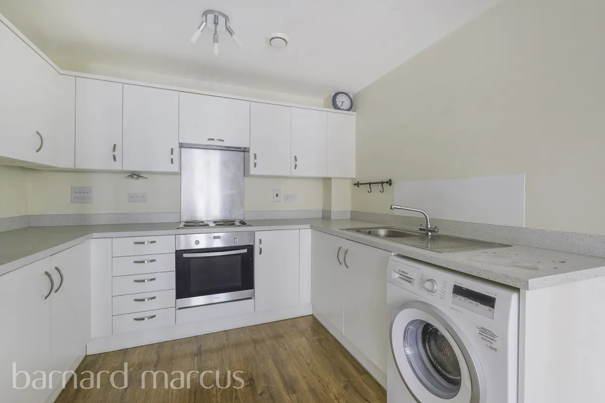 Flat Schoolgate Drive in Greater London