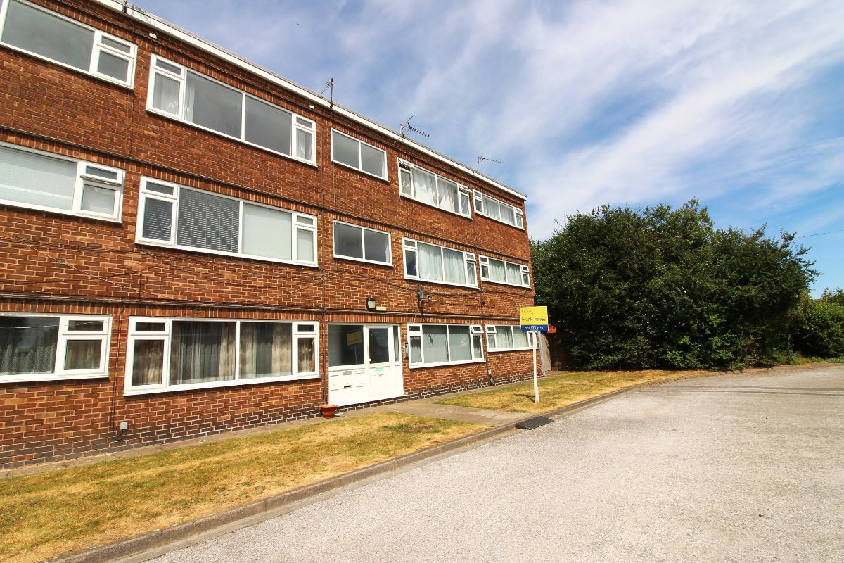 Flat Mapperley Road in Nottingham