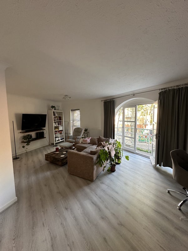 Room Eleanor Close in Greater London